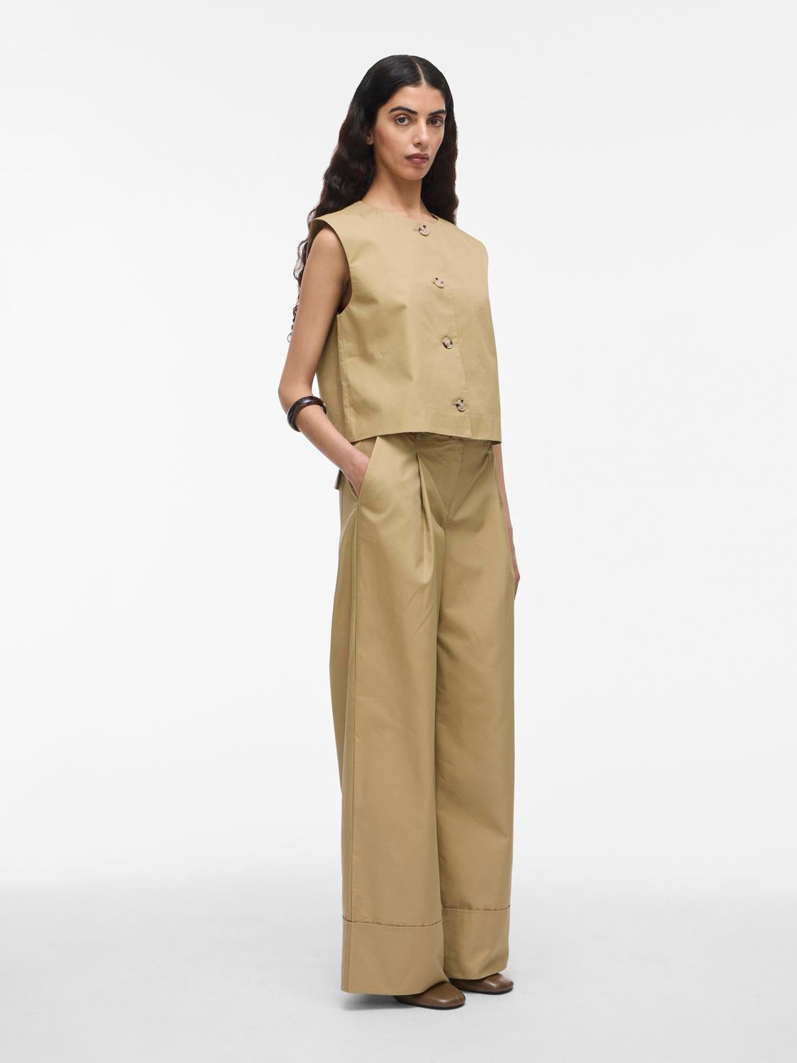 model_shot-front_full